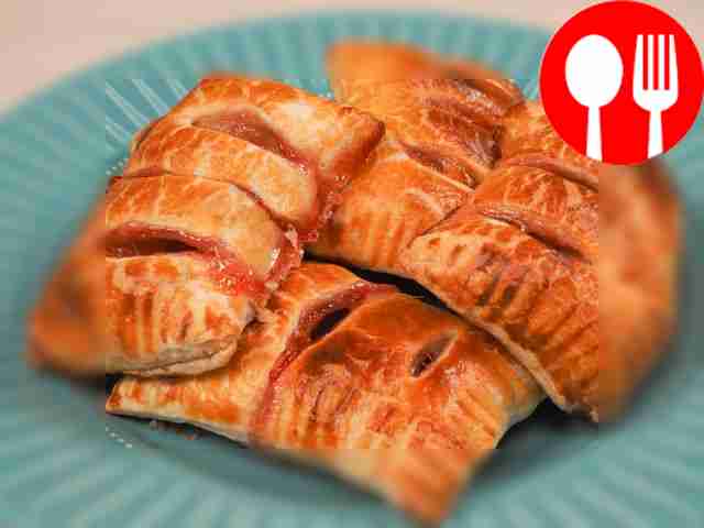 Подавайте готовые слойки горячими....