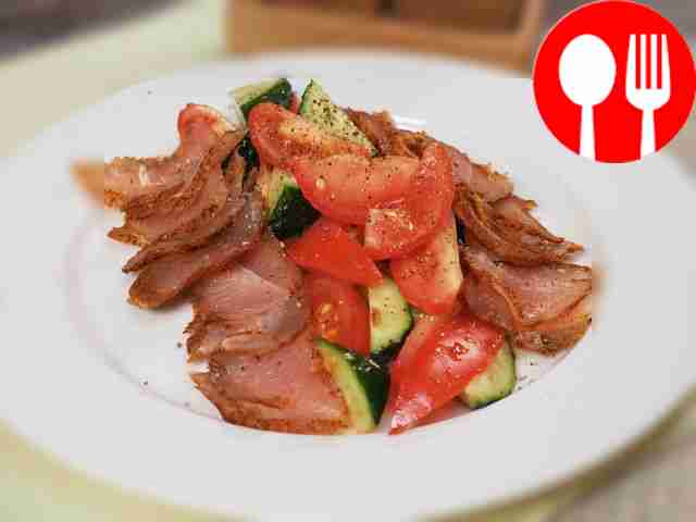 Нарежьте готовое карпаччо из индейки тонкими...