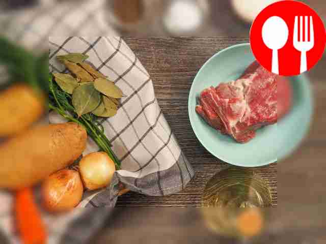 Мясо промойте и промокните бумажными...