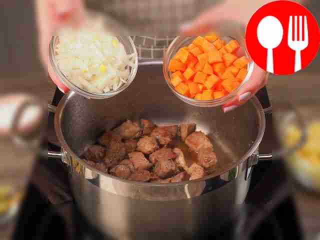 Приготовьте поджарку: разогрейте кастрюлю,...