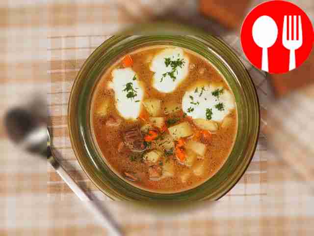 Разлейте похлёбку с мясом и картофелем по...