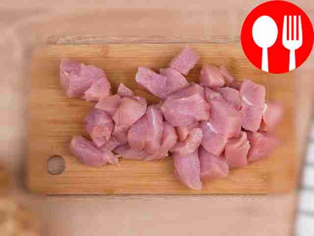 Порежьте филе индейки на небольшие кубики.