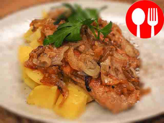 Ребрышки свиные с луком