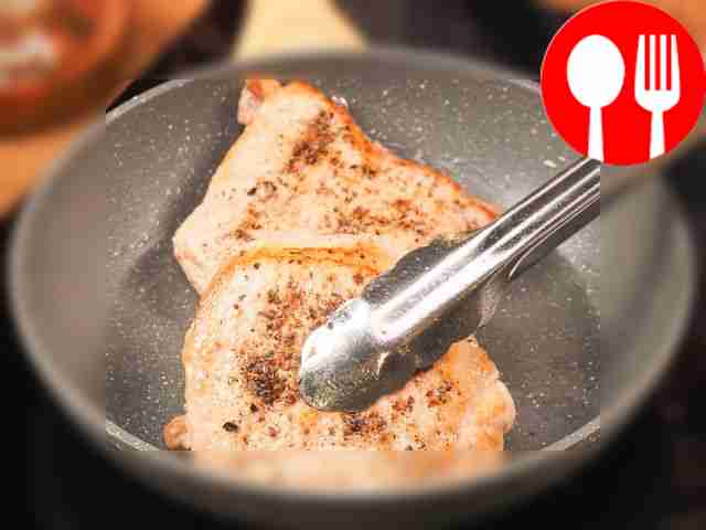 Поджарьте мясо. Разогрейте сковороду, добавьте...