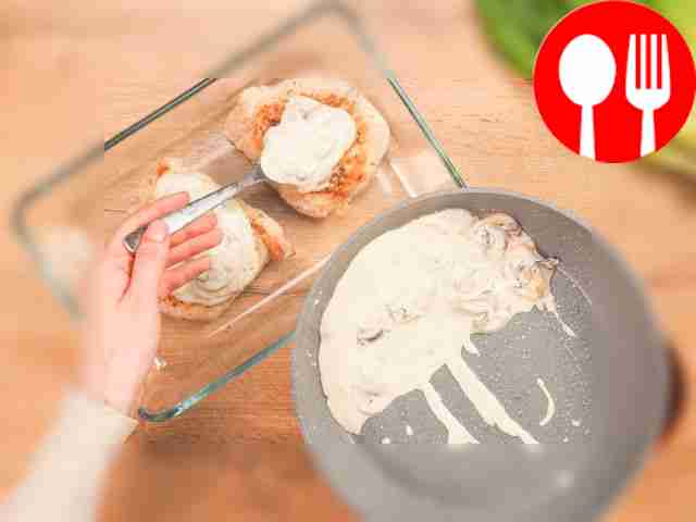 Разложите эскалопы с грибами по форме для...