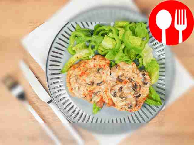 Разложите эскалопы с грибами по порционным...