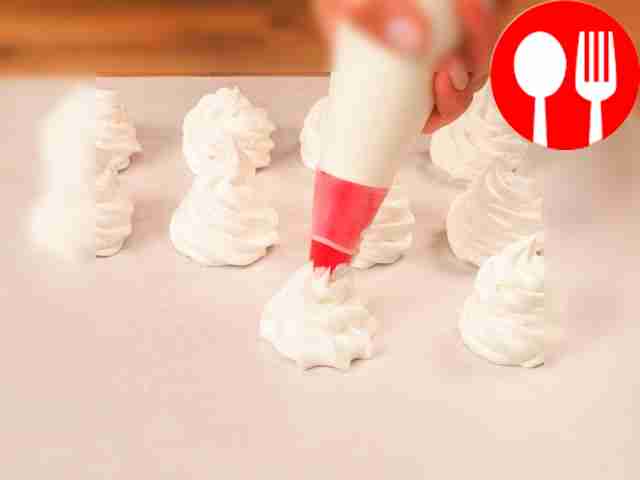 Дайте зефирной массе застыть, затем быстро...