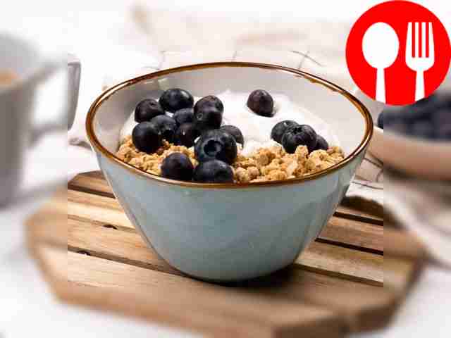 Греческий йогурт с гранолой и голубикой