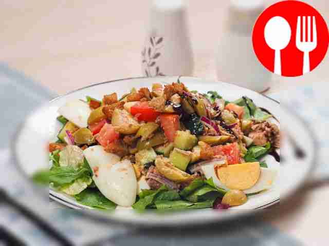 Салат с тунцом и оливками