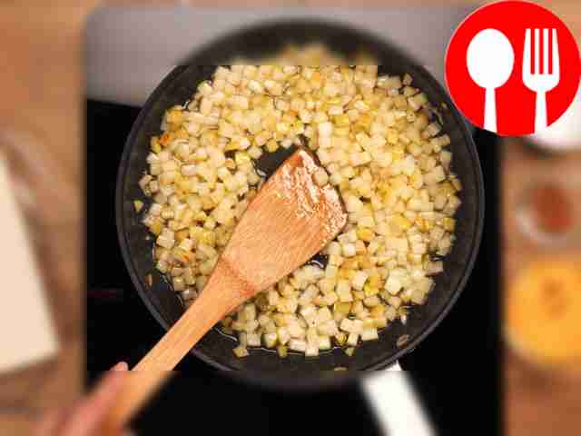 Приготовьте начинку. На сковороде растопите...