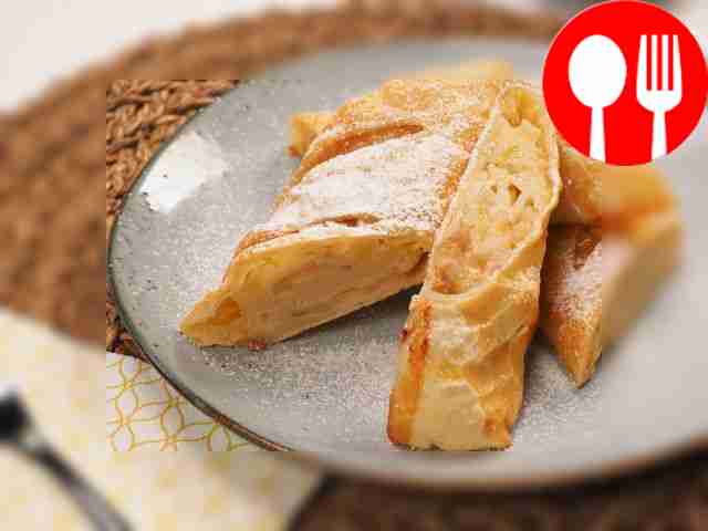 Грушевый штрудель, готовый к подаче, посыпьте...