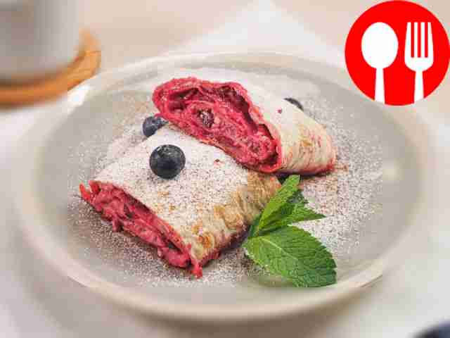 Штрудель из лаваша с вишней