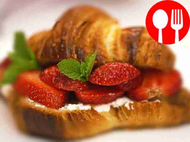 Круассан с клубникой и мятой