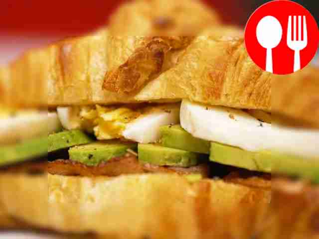 Круассан с яйцом