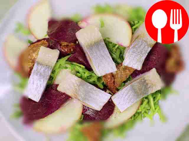 Легкий салат с сельдью и яблоками