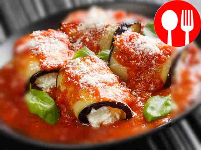Рулетики из баклажанов с томатным соусом