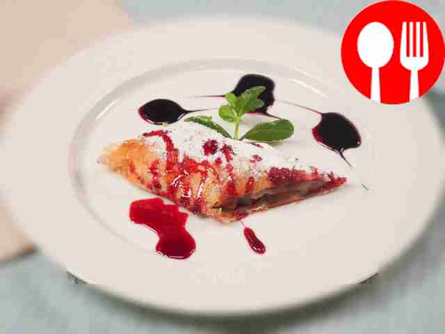 Штрудель с вишней и яблоками