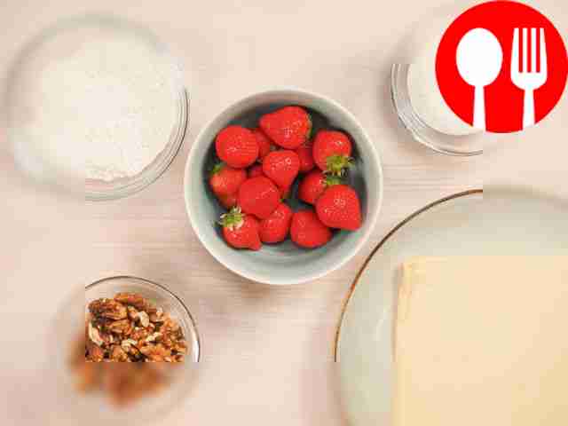 Вымойте клубнику, снимите чашелистики,...