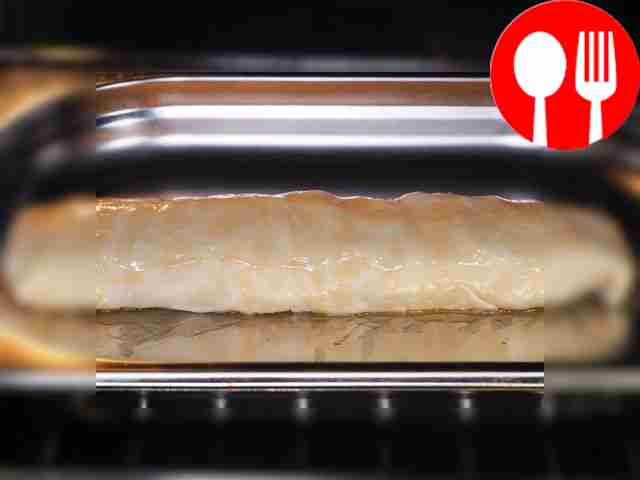 Разложите штрудель на противне, застеленном...