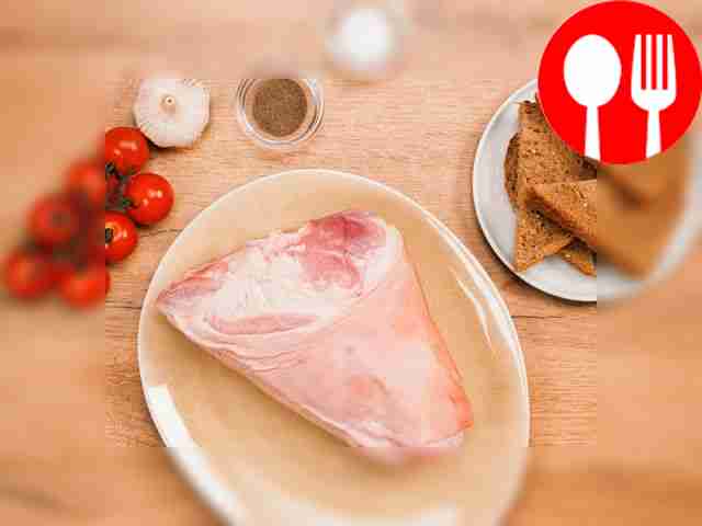 Хорошенько вымойте свиную рульку. Удалите...