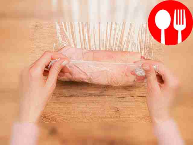 Сформируйте рулет из свиной рульки. Уложите...