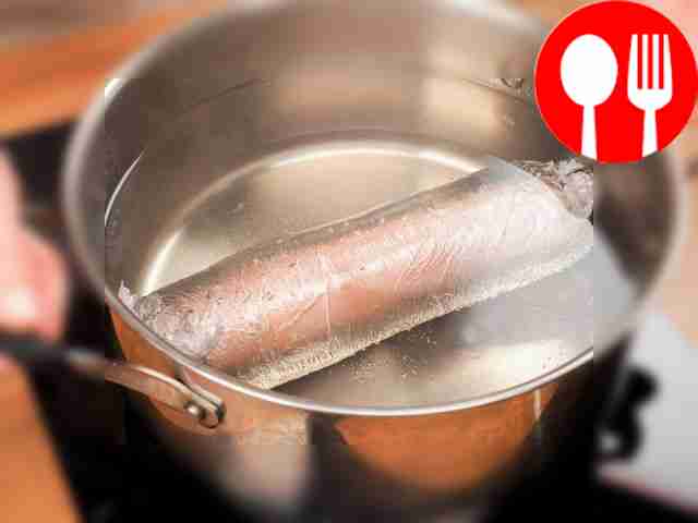 Приготовьте ветчину из рульки. Варите рулет из...