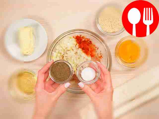 Приготовьте фарш для начинки. В глубокую миску...