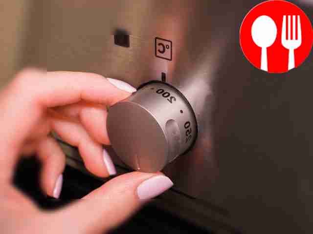 Приготовьте самсу. Разрежьте лаваш на четыре...