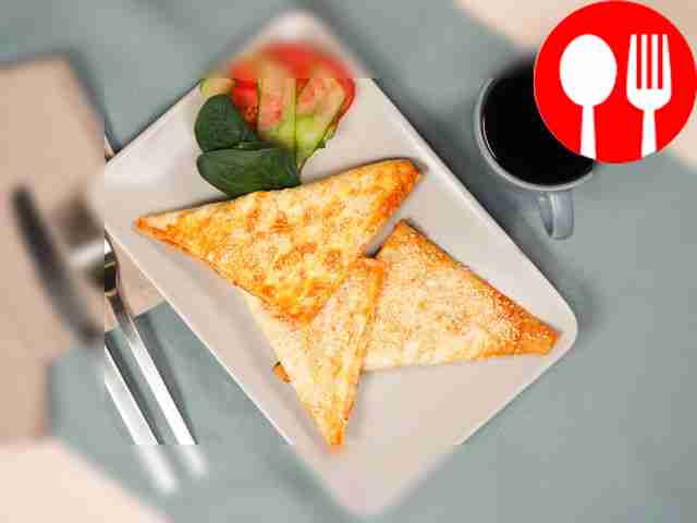 Подавайте горячую самсу из лаваша вместе со...