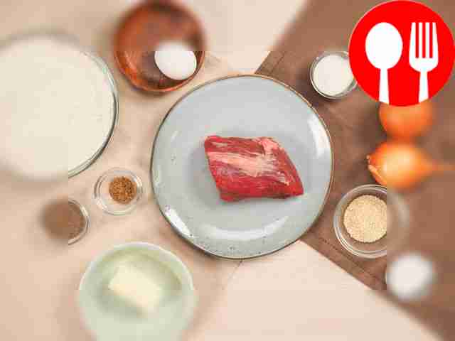 Тщательно промойте мясо и яйцо под холодной...