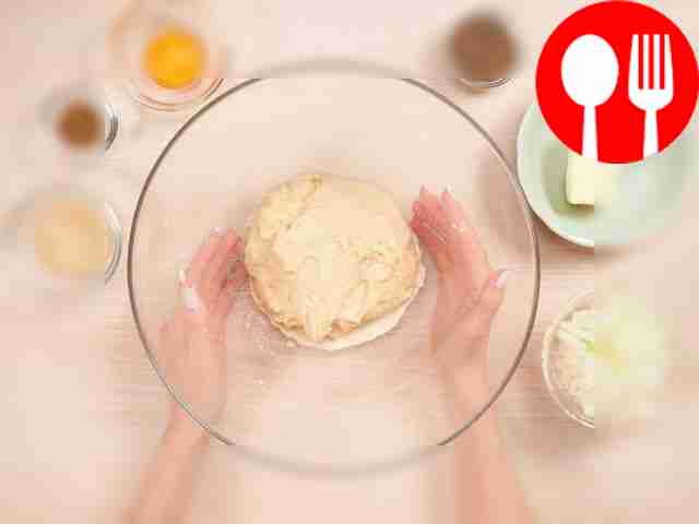 Приготовьте тесто. В глубокую миску влейте...