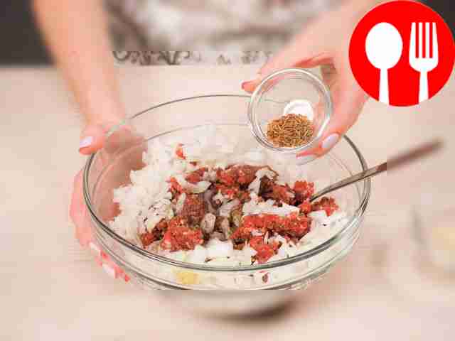 Откройте начинку: соедините лук с мясным...