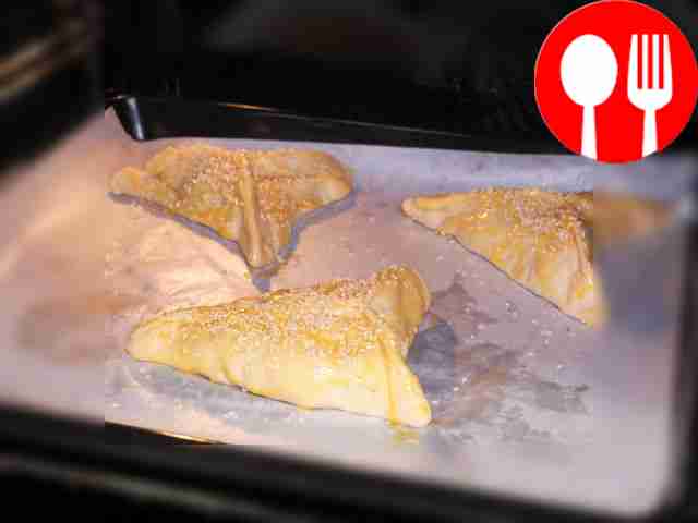 Приготовьте самсу. Раскатайте тесто и...