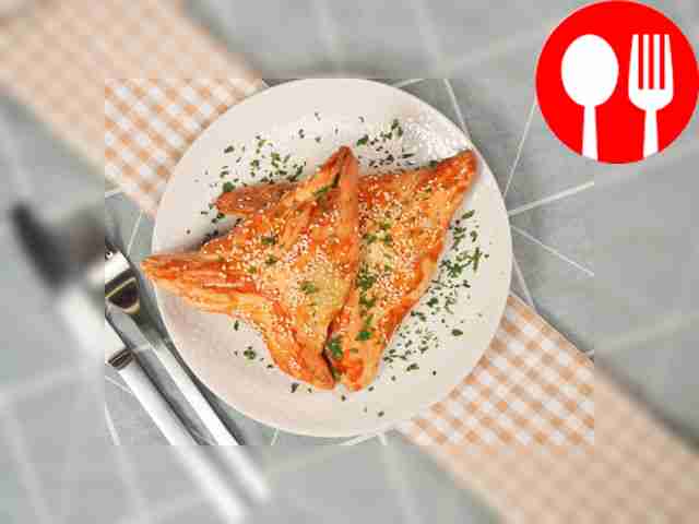 Подавайте горячую мясную самсу с зеленью петрушки.