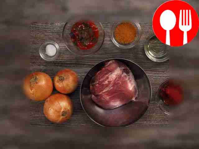 Промойте мясо, обсушите его бумажным...