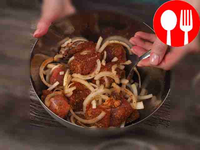 Начните мариновать свинину: к мясу в миске...