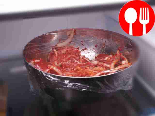 Вмешайте томатную пасту и растительное масло,...