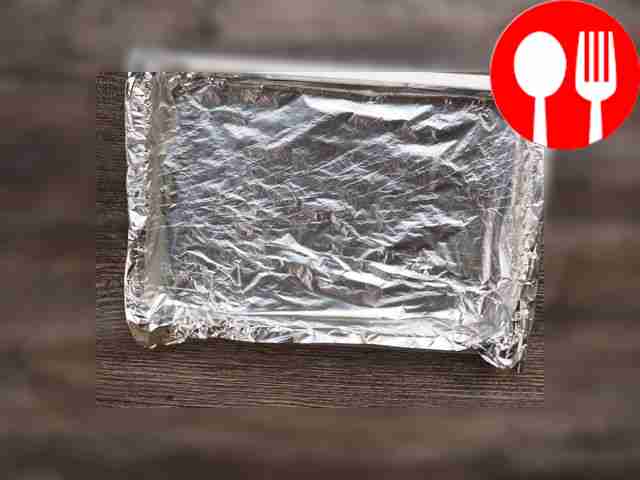 Подготовьте противень, застелив его листом...