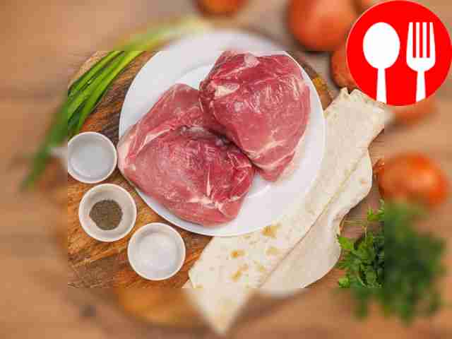 Промойте мясо и тщательно обсушите его...