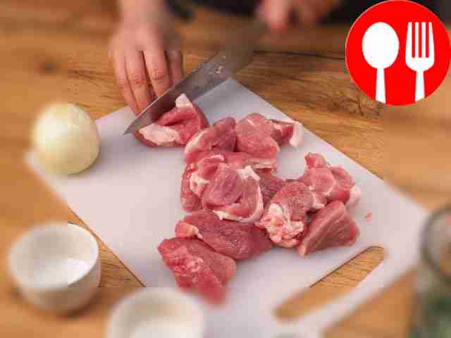 Порежьте мясо на кусочки среднего размера.