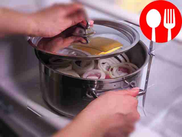 Разложите первый слой мяса и приправьте его...