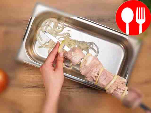 Насаживайте кусочки мяса на шампуры, чередуя...