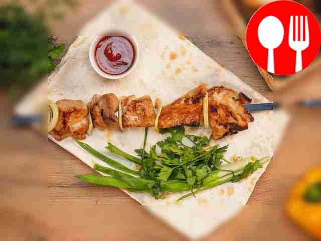 Готовый шашлык выкладывайте на тарелку,...