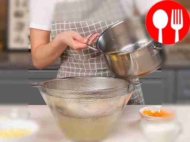 Приготовьте бульон. В кастрюлю положите рыбу,...