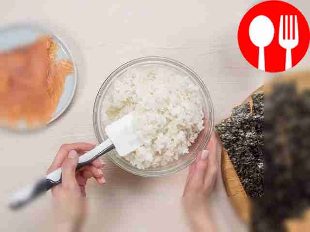 Приготовьте рис. Залейте крупу водой и...