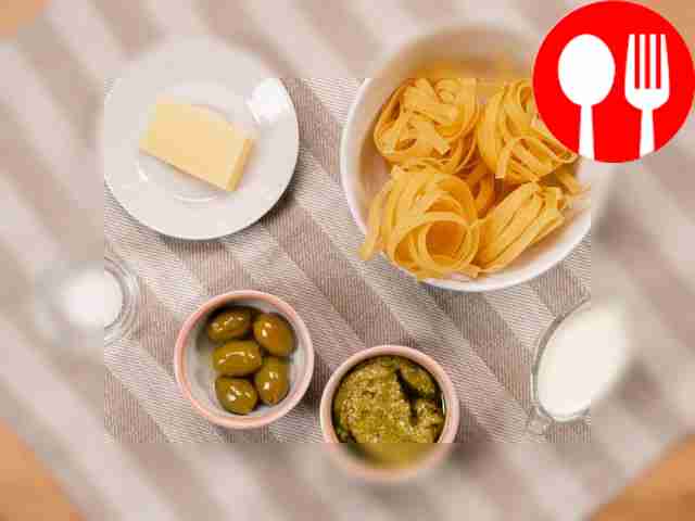 Приготовьте ингредиенты для пасты. Натрите сыр...