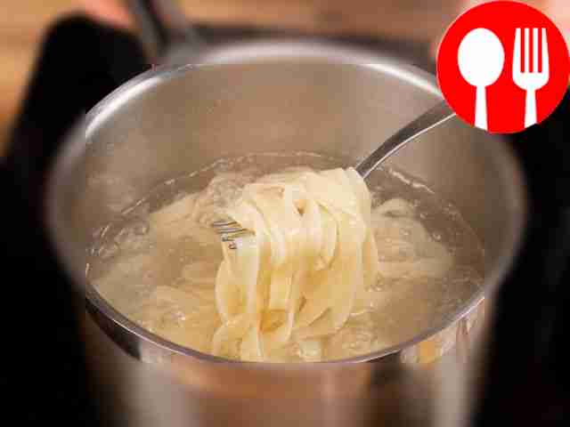Приготовьте пасту: отварите спагетти в...