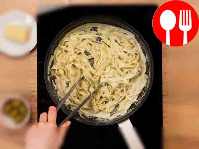 Сваренные спагетти переложите в сковороду,...