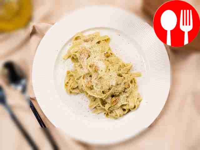 Разложите готовую пасту по тарелкам, посыпьте...