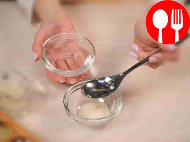 Разведите желатин для куличей: всыпьте желатин...